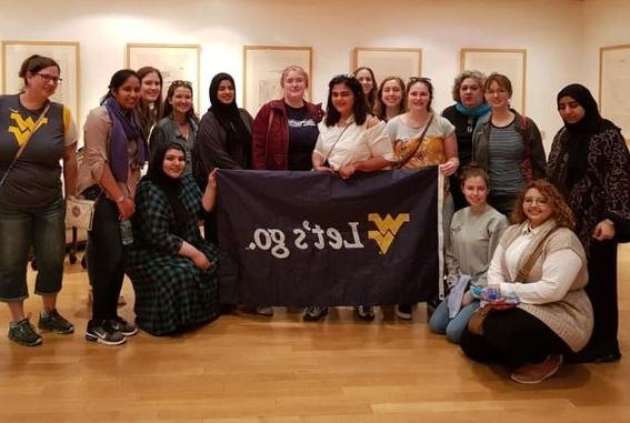 Students from West Virginia University’s Morgantown campus and the 网上赌博网站十大排行 campus in Keyser spent spring break 2019 in the Kingdom of Bahrain, an island located on the southwestern coast of the Persian Gulf, 进入皇家大学学习