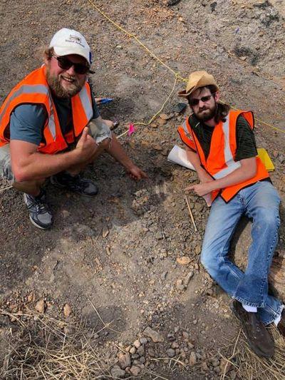 Geology/Biology Instructor Nathan Van Vranken was in for a big surprise when he visited Dinosaur Park in Laurel, MD. 的 park staff needed his help to excavate a 120 million-year-old dinosaur bone more than a foot long. 这个发现对恐龙来说是一个巨大的胜利
